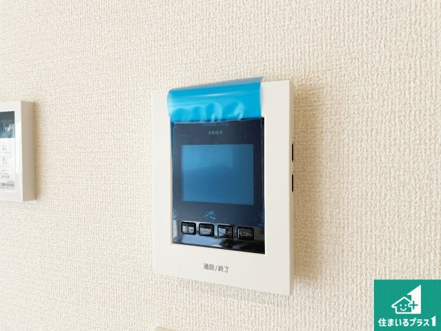 西宮市北六甲台　第2期　新築一戸建ての防犯設備|カラーモニターインターホン！声だけでなく来訪者の姿や顔がモニターで確認できるので、小さなお子様がいらっしゃるご家庭でも安心できます！