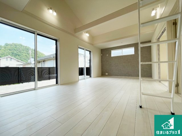 西宮市北六甲台　第2期　新築一戸建ての居間・リビング|日当たり良好の明るいリビングで朝の目覚めもスッキリできそう！対面キッチンでご家族のコミュニケーションも自然と増える設計！小さなお子様が遊ぶスペースを作っても広々とくつろげるLDK！