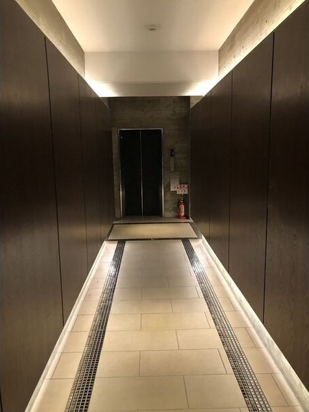 N apartmentのエントランス|ゆとりのあるエントランスです
