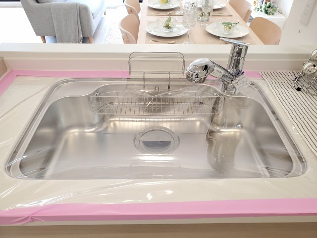 ベルドゥムール草加中央東のキッチン|広いシンクで洗い物も楽ちん