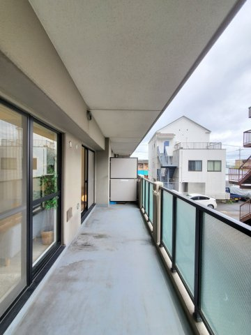 ベルドゥムール草加中央東のバルコニー|広々としたバルコニーです