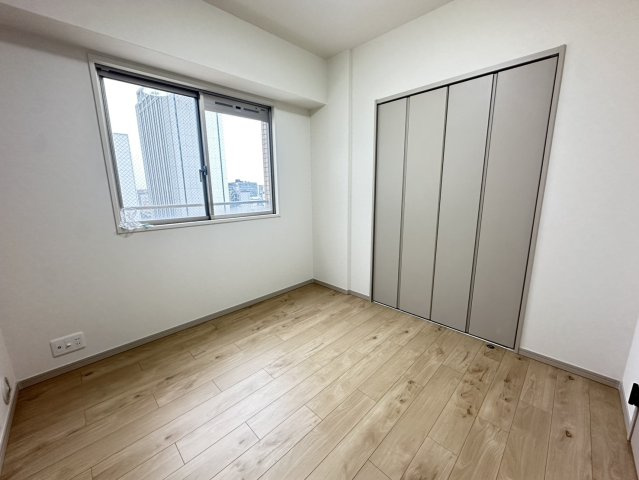 ワコーレアーバンフラッツ三宮東の洋室|北東側約4.2帖の洋室です。