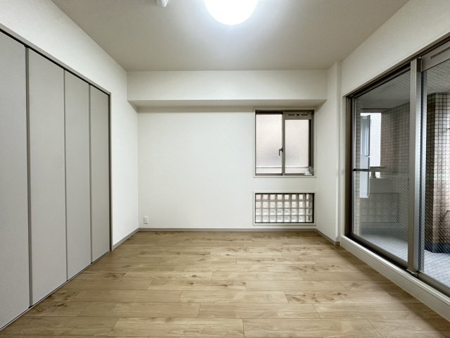ワコーレアーバンフラッツ三宮東の洋室|北東側約６帖の洋室です。