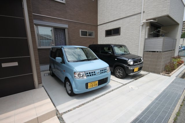 伊丹市荒牧６丁目のハイツの駐車場|車をお持ちの方に嬉しい駐車場付きの物件です