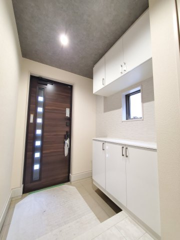八潮市　八條　新築戸建　　全1棟の玄関|施工例です