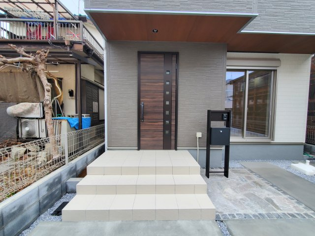 八潮市　八條　新築戸建　　全1棟の玄関|施工例です