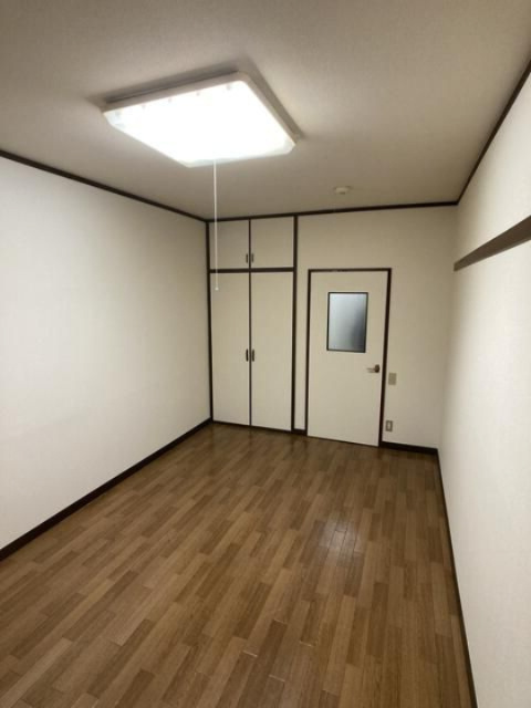 海老名市中新田３丁目のアパートの居間・リビング
