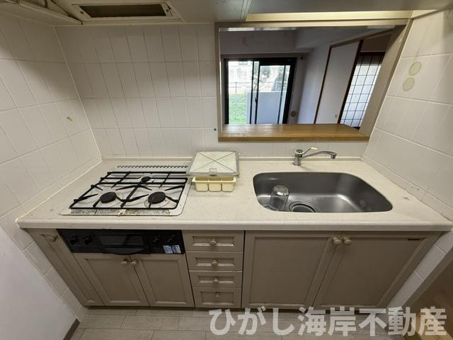ダイアパレス湘南虹ヶ浜オーシャンビュー　のキッチン|7月9日撮影　新規リフォーム中　システムキッチン