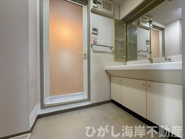ダイアパレス湘南虹ヶ浜オーシャンビュー　の脱衣所|7月9日撮影　新規リフォーム中　脱衣スペース