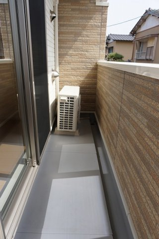 カーサ　アルベロディピノＡのバルコニー|外からの目が気にならないバルコニーで洗濯物が干せます
