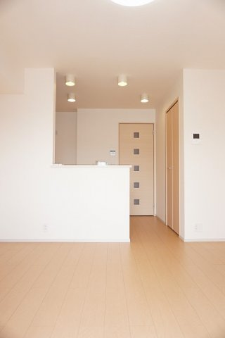 カーサ　アルベロディピノＡの居間・リビング|こちらの居間で趣味の時間をお楽しみください