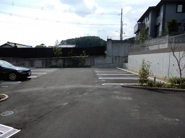 ヴィラソレーユ古曽部町の駐車場