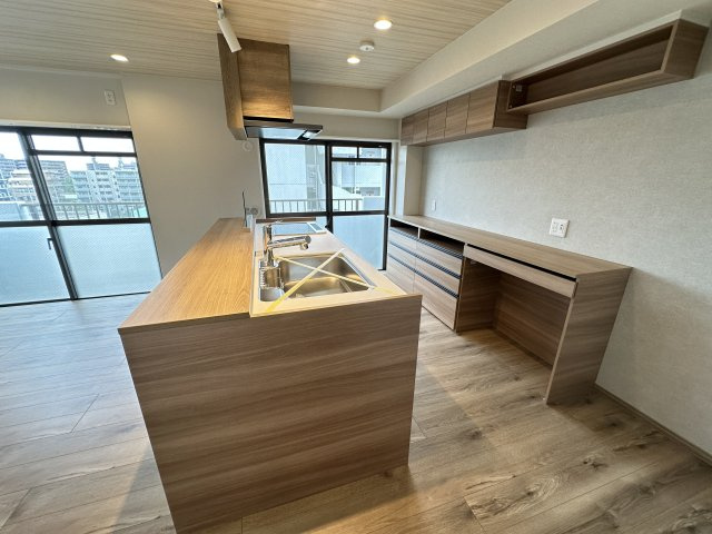 扶桑ハイツ南太田のキッチン|アイランド型のキッチンは、生活をキッチンやリビング中心にしたい方にピッタリのお部屋です。
