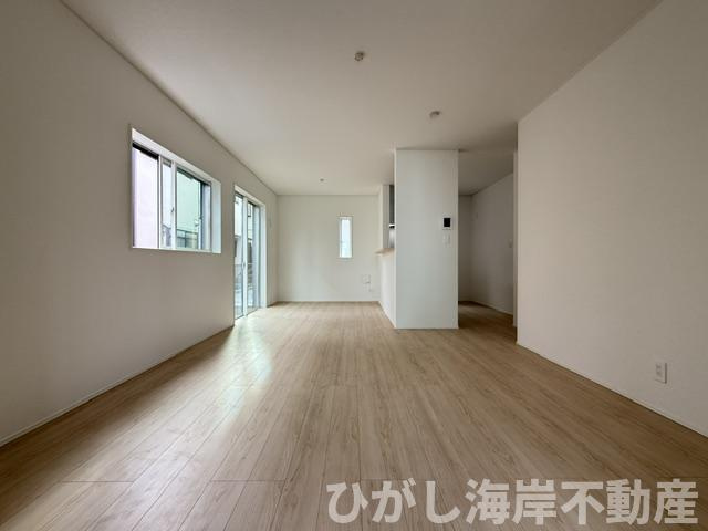 平塚市西真土3丁目　新築戸建　の居間・リビング|16帖　LDK