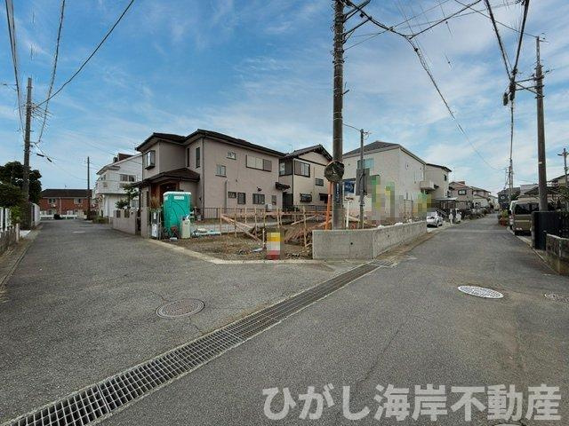 平塚市西真土3丁目　新築戸建　の前面道路含む現地写真|6月23日撮影　建築中　現地外観