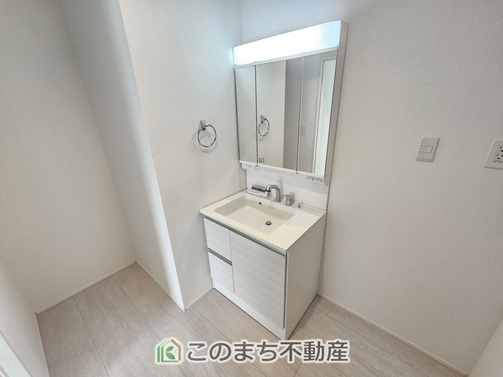 GRAFARE宇都宮市西原町2期の洗面所|シャンプードレッサーで朝の身支度♪伸びるホースでお掃除も簡単清潔です！