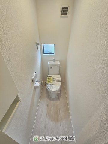 GRAFARE宇都宮市西原町2期のトイレ|小窓から換気ができて清潔なトイレスペース☆