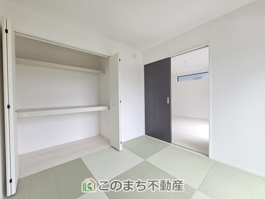 GRAFARE宇都宮市西原町2期の和室|中棚付きの収納はお布団をしまうのにも最適です♪お子様のお昼寝にも便利な和室です。