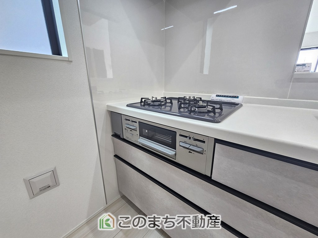 GRAFARE宇都宮市西原町2期のキッチン|ガスコンロは３口ございますので、忙しい朝にも重宝します。
