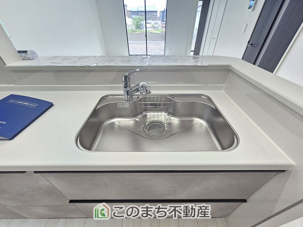 GRAFARE宇都宮市西原町2期のキッチン|キッチンには浄水器を標準装備。最近は水を飲むという場面以外にも料理で使用したり、野菜を洗う場合もキレイな水で洗いたいという人が増えてきています！赤ちゃんのミルク用としても重宝いただけます。
