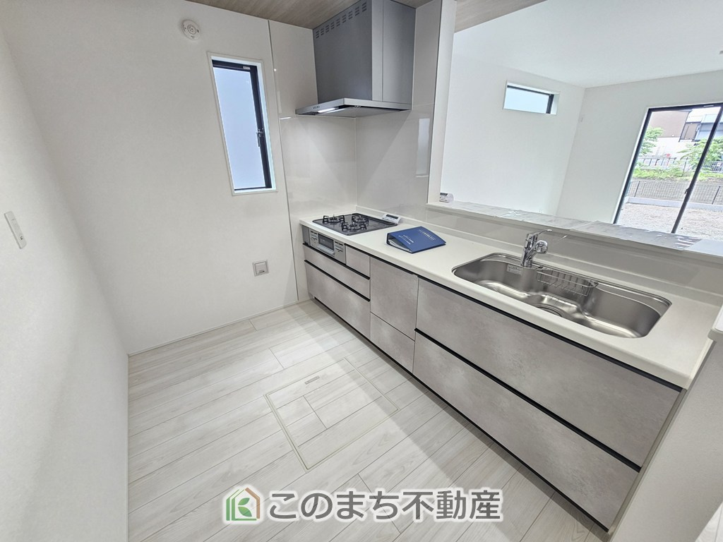 GRAFARE宇都宮市西原町2期のキッチン|大理石調のワークトップ♪広々キッチンでお料理が楽しくなります♪