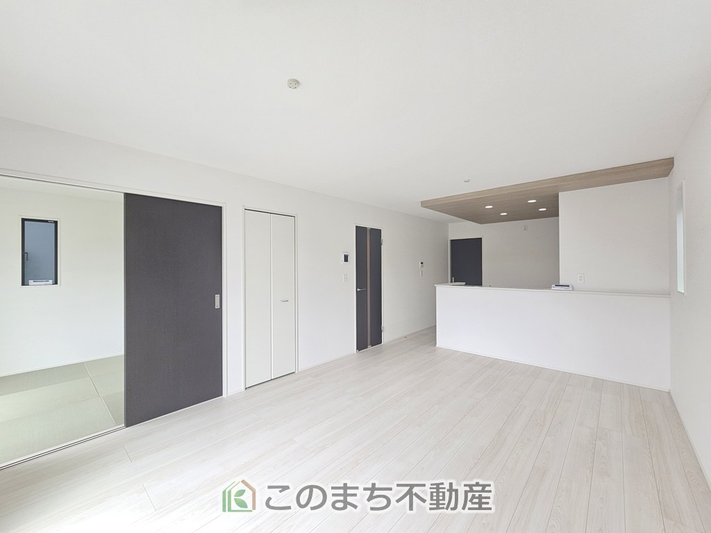 GRAFARE宇都宮市西原町2期の居間・リビング|開放感のある広々としたリビング☆家族みんなでゆったりくつろげます♪
南側から暖かな日差しが差し込みます♪キッチンからリビングの様子がよく見渡せます☆