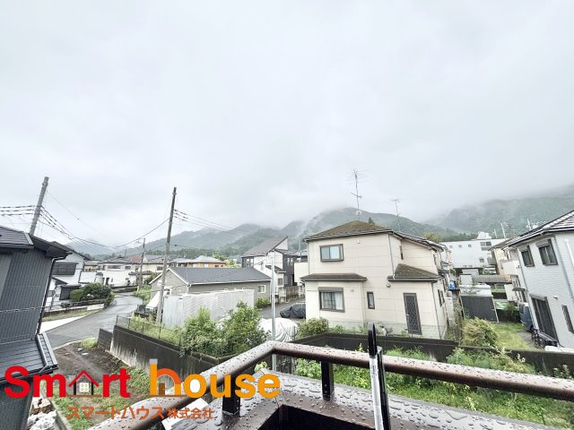 愛川町半原新築1棟　車6台駐車可能！の展望|開放的なバルコニーは見晴らしもよく、太陽の温かな温もりをめいっぱい受け止めてくれます。太陽の光と爽やかな風を受けたお洗濯物はあっという間に乾き、取りこむ時には太陽の匂いを感じられそうですね。