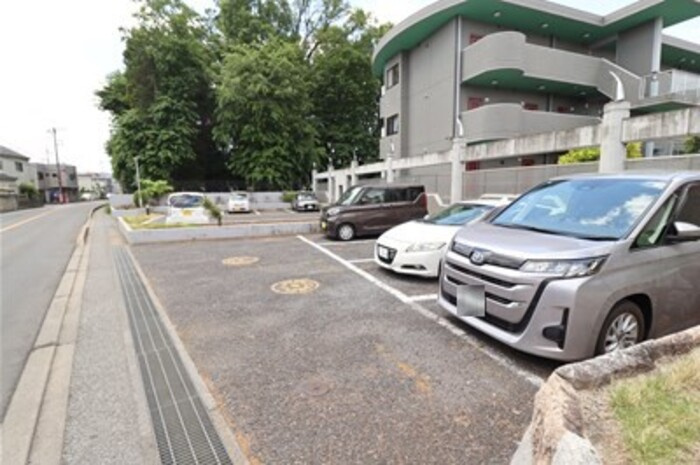 パティオ坂巻の駐車場