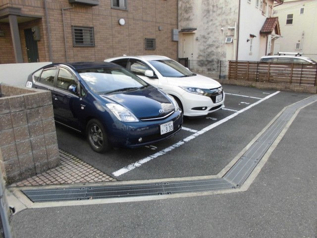 ローズコート中桜塚の駐車場