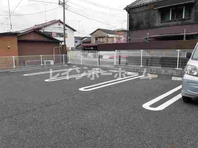 クレセント　ルーンの駐車場