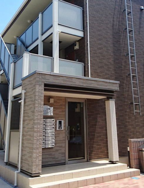 昭島市松原町１丁目のアパートのエントランス