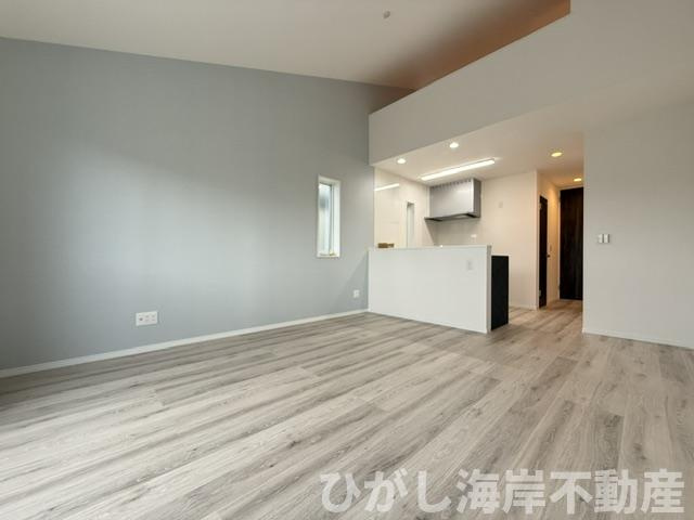 平塚市平塚3丁目　新築戸建の居間・リビング|13帖　勾配天井のLDK