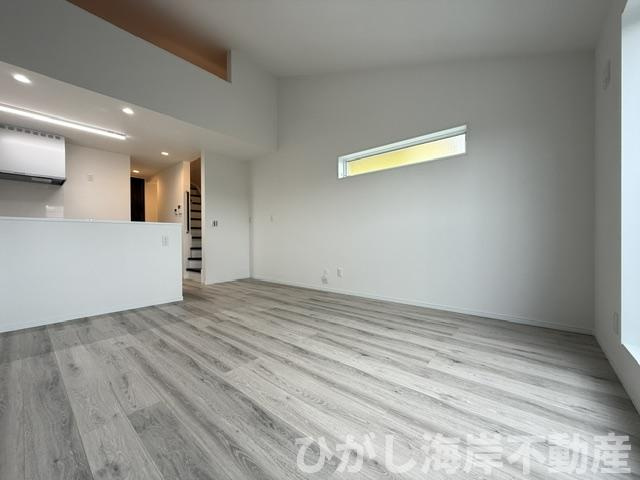 平塚市平塚3丁目　新築戸建のダイニング|13帖　勾配天井のLDK