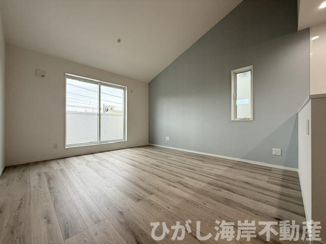 平塚市平塚3丁目　新築戸建の居間・リビング|13帖　勾配天井のLDK