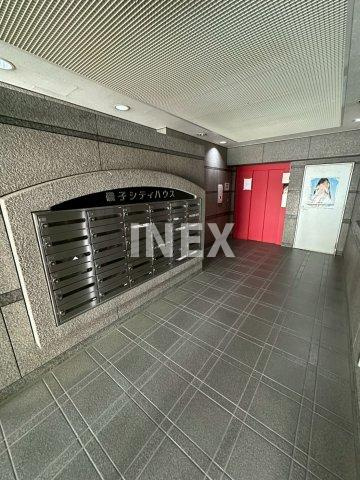 横浜市磯子区森１丁目の賃貸マンションのロビー