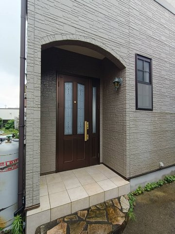 三郷市　天神1丁目　中古戸建の玄関|ゆったりとした玄関です