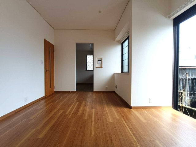 三郷市　天神1丁目　中古戸建の居間・リビング|ゆったりとしたリビングです