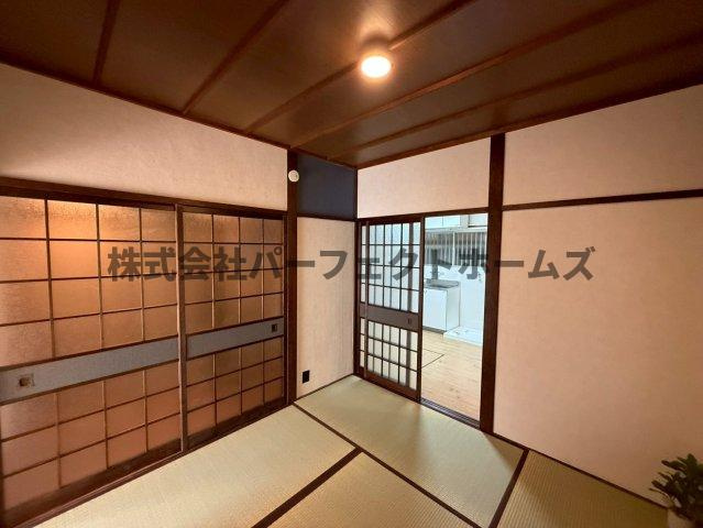 長尾西町1丁目戸建　賃貸の和室|日本らしい落ち着いた雰囲気の和室です