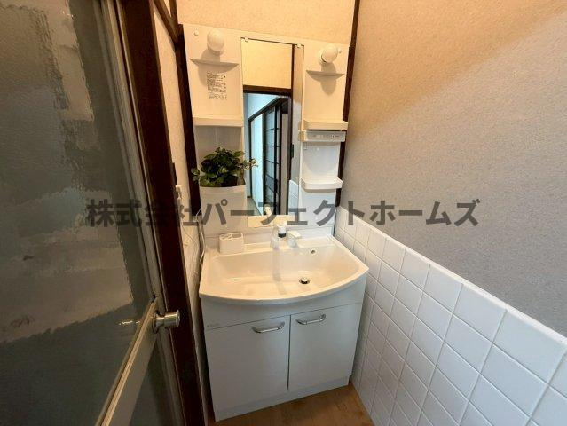 長尾西町1丁目戸建　賃貸の洗面所|明るい洗面所です