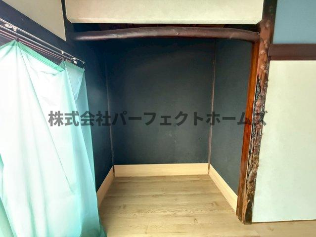 長尾西町1丁目戸建　賃貸の内装|明るい室内です