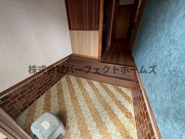 長尾西町1丁目戸建　賃貸の玄関|明るい玄関です