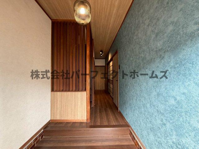 長尾西町1丁目戸建　賃貸の玄関|明るい玄関です