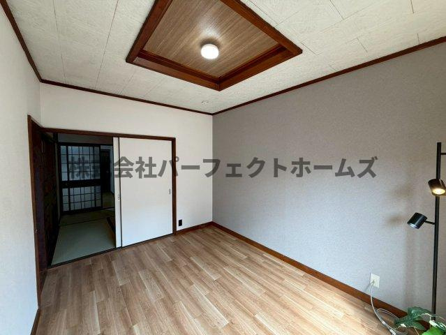 長尾西町1丁目戸建　賃貸の居間・リビング|ゆったりとした居間です