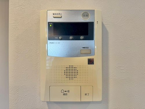 コスモ上大岡サニーウイングA棟の防犯設備|モニター付きインターホンです