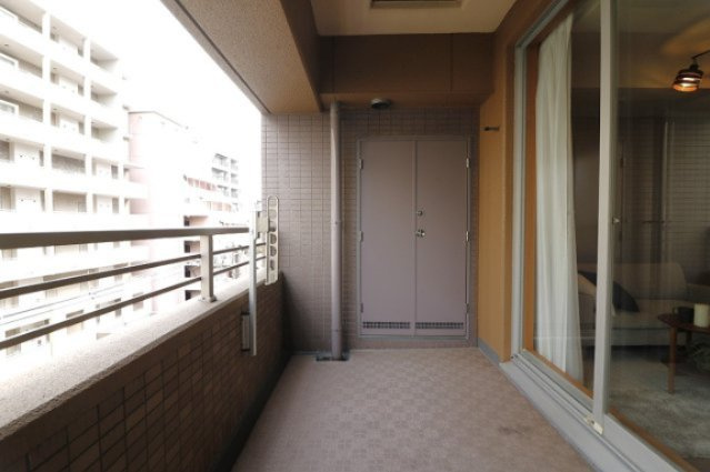 アールヴェール阿倍野松崎町のバルコニー|◆アウトドア用品や季節物の収納に便利なトランクルーム付♪