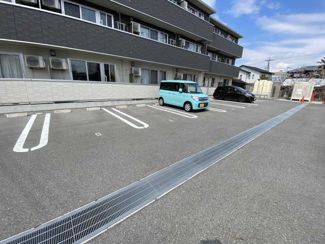 メゾン・ド・クルーの駐車場