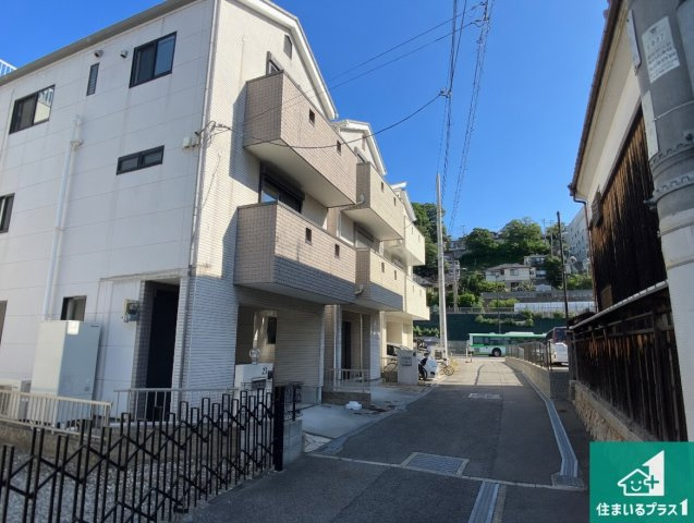 神戸市須磨区須磨浦通　中古一戸建ての前面道路含む現地写真|周辺は閑静な住宅街！前面道路広々で車の出し入れも便利です。駐車が苦手な方でも安心して車庫入れできます！