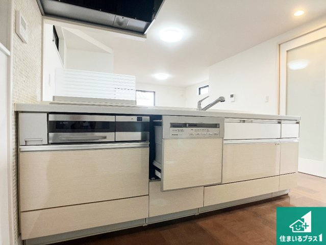 神戸市須磨区須磨浦通　中古一戸建てのキッチン|子供を見守りながらお料理が出来るため家族のコミュニケーションか増えます♪スペースが広く確保されている為お子様が大きくなったときは一緒に料理を楽しめます♪