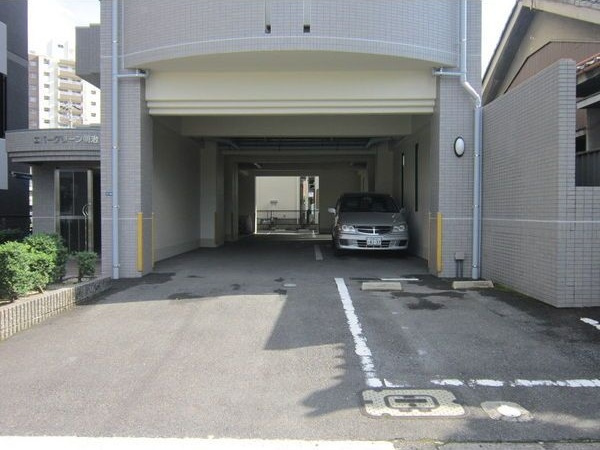 エバーグリーン明治の駐車場