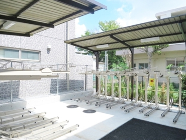 ラフィスタ北赤羽のその他共用部分|屋根付きの駐輪場です☆